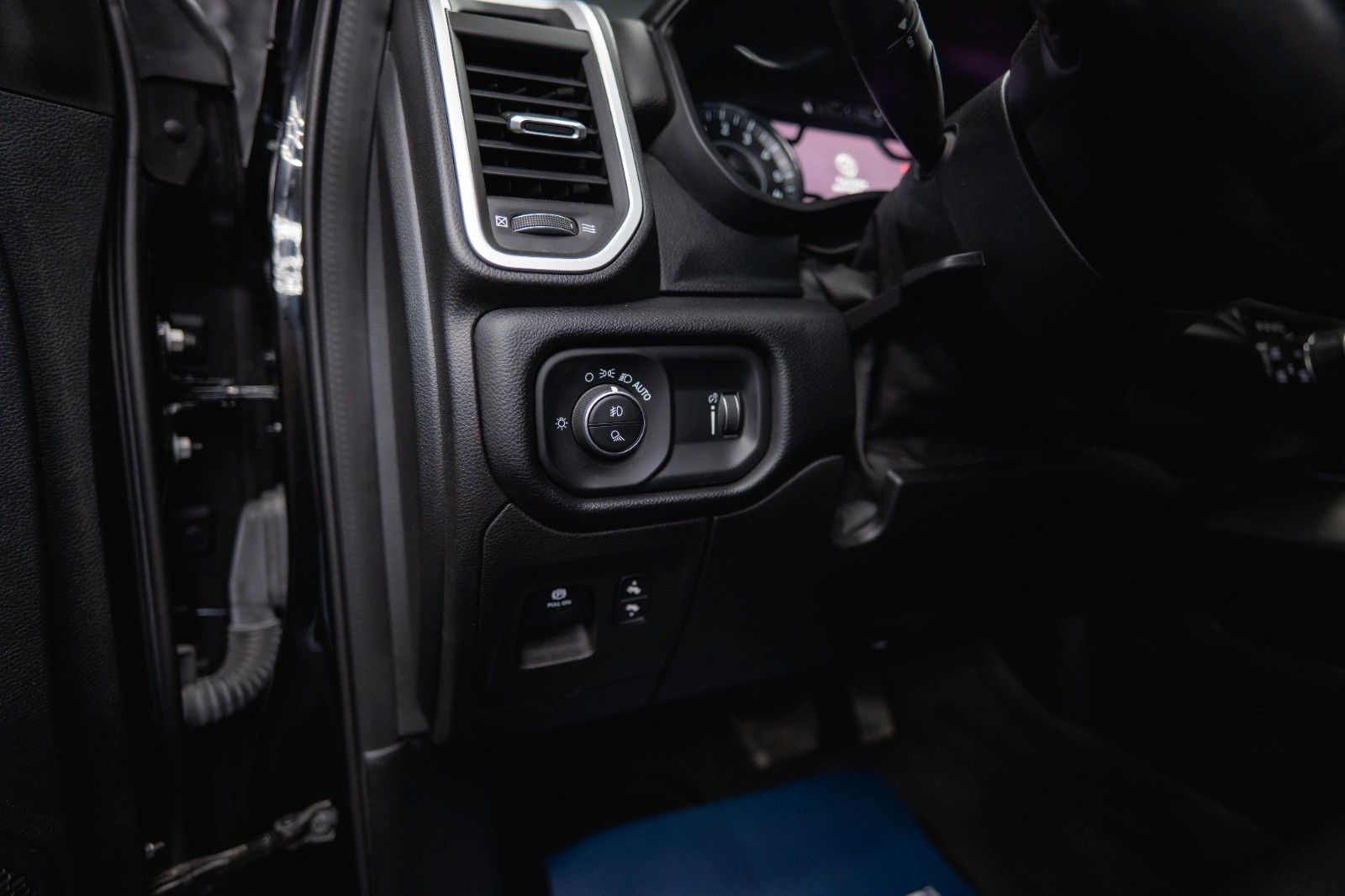 Fahrzeugabbildung Dodge RAM 5.7 V8 HEMI 4x4 LIMITED NightOffroad LONGBED