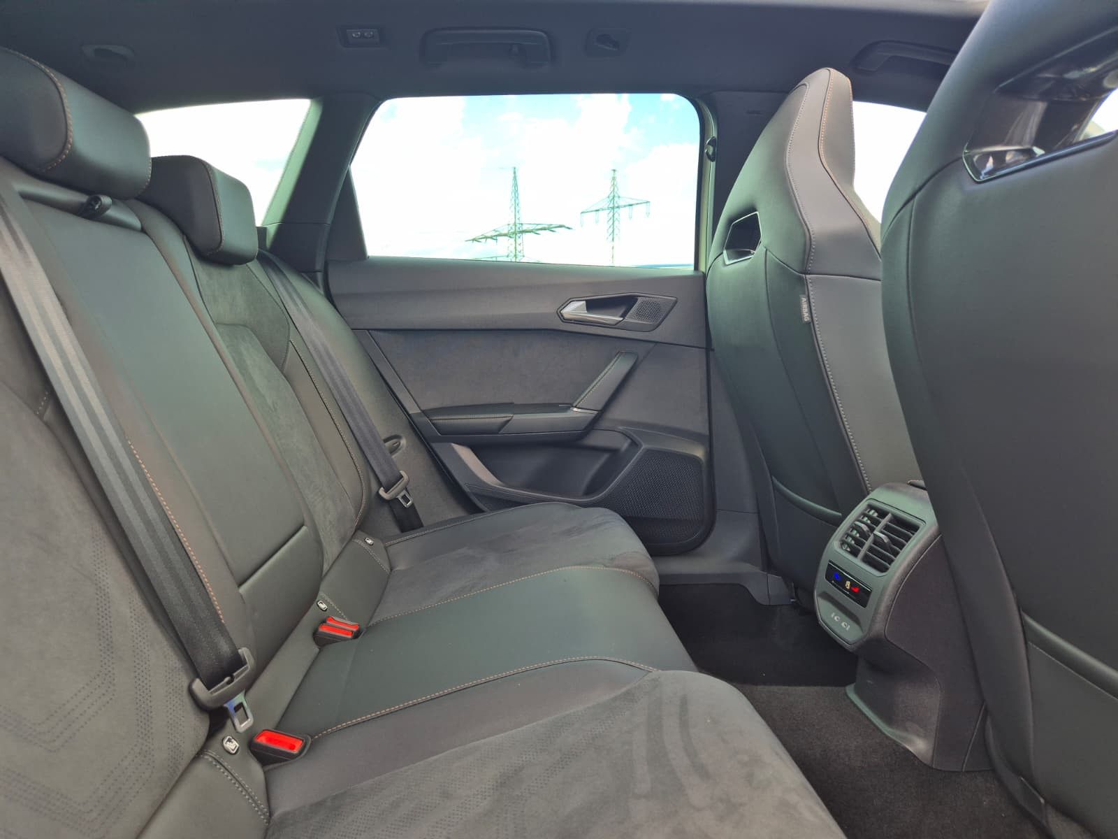 Fahrzeugabbildung CUPRA Leon 1.5 eTSI PANO*DCC*MATRIX*DINAMICA*AHK*5JG.