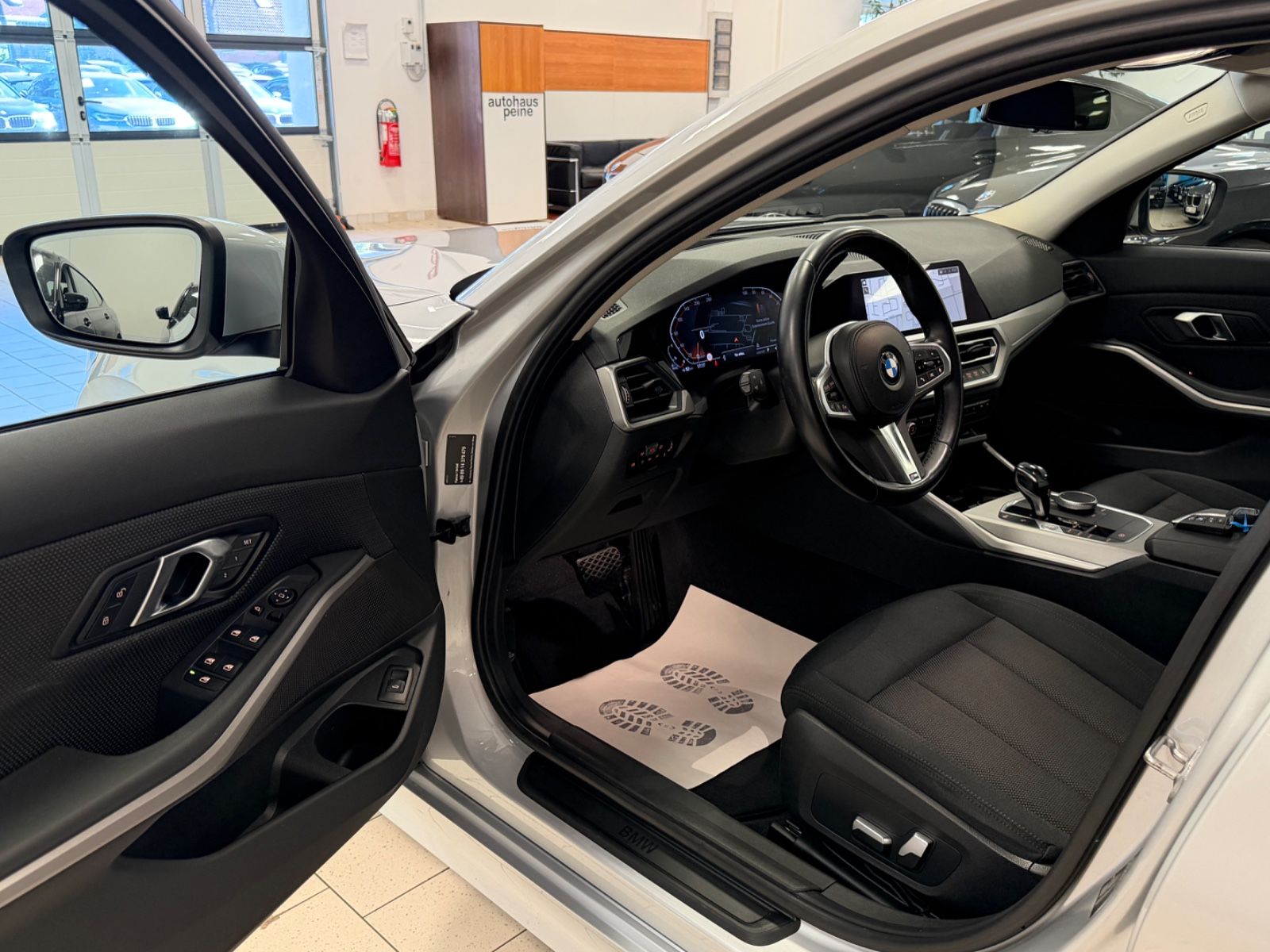 BMW 318d Advantage/Aut/Navi/KeyLess/HUD/Park&DrivAss foto 14