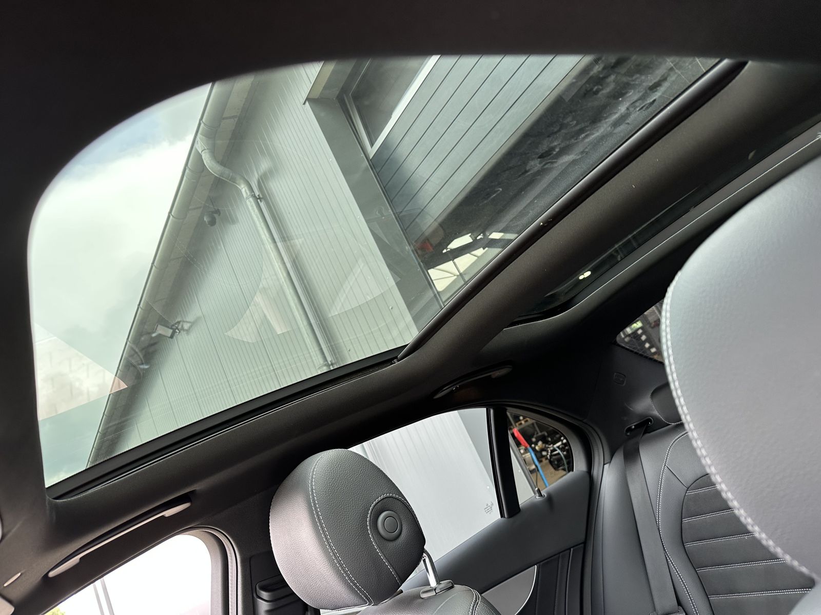 Fahrzeugabbildung Mercedes-Benz C 220d AMG-Line NAV+LED+AHK+PANO+19ZO+DISTRONIC