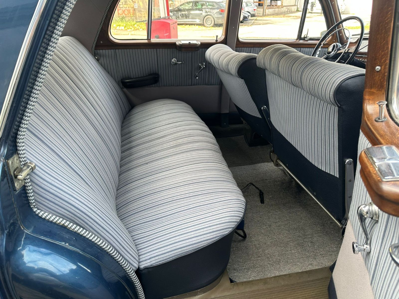 Fahrzeugabbildung Mercedes-Benz 220 S Ponton aus dem Jahr 1956