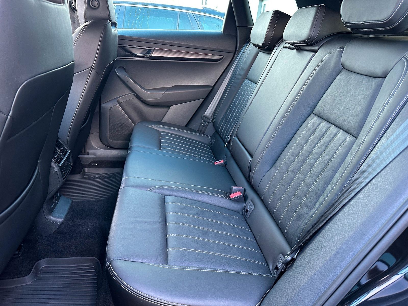 Fahrzeugabbildung SKODA Karoq 2.0 TDI DSG 4x4 Sportline NAV+ACC+360GRAD