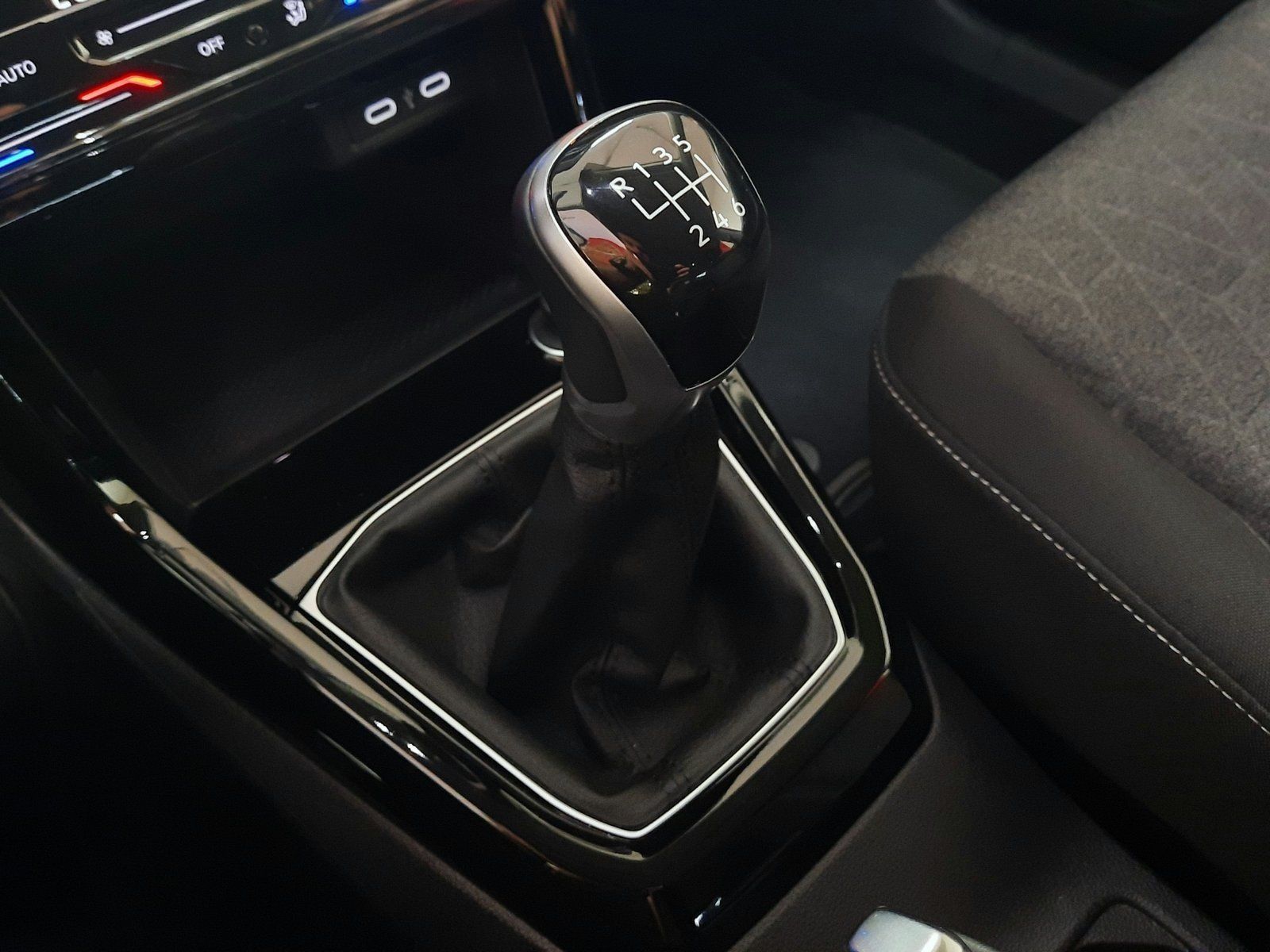 Fahrzeugabbildung Volkswagen T-Cross Move TSI *AHK*Navi*Sitzhzg*PDC*App-Conn*