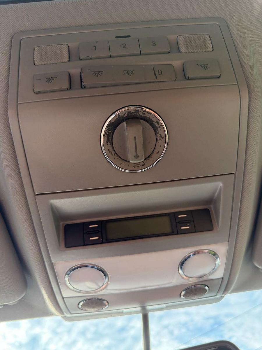 Volkswagen Touareg 2004 — interior