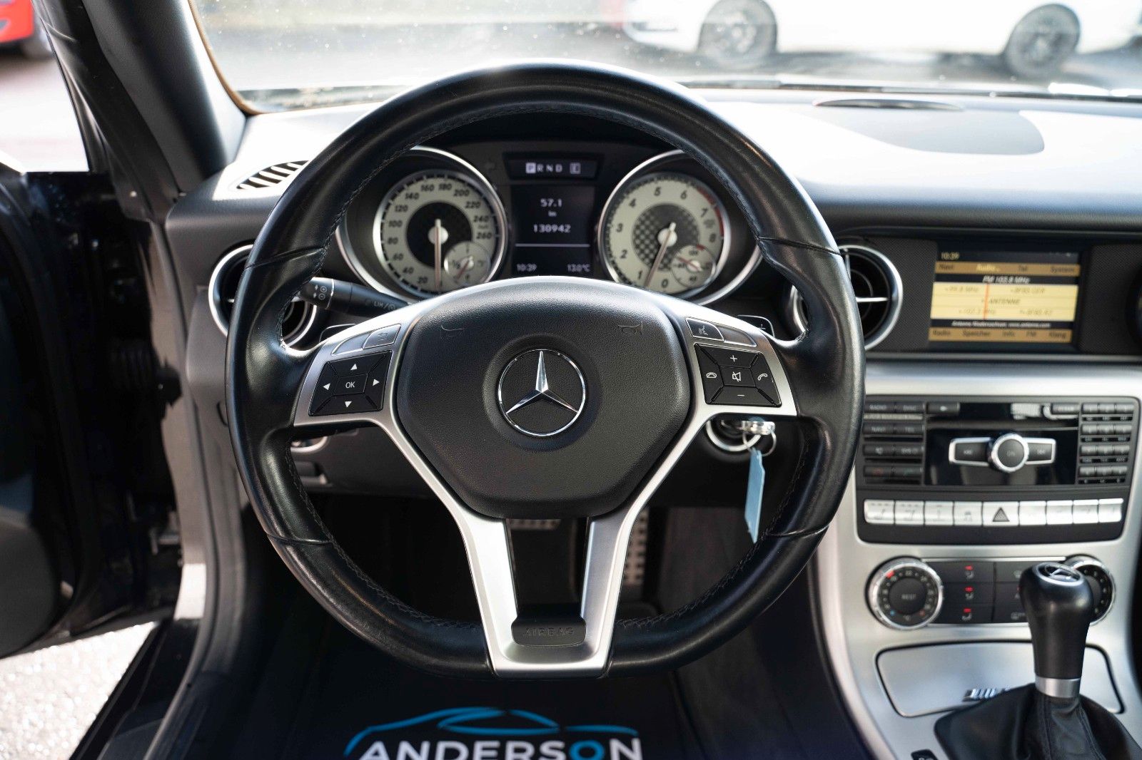 Fahrzeugabbildung Mercedes-Benz SLK 350 AMG PANO AIRSCARF BI-XENON NAVI LEDER