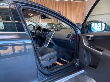 Volvo XC60 Momentum AWD *BI-XENON*PANO*NAVI*PDC*AHK*