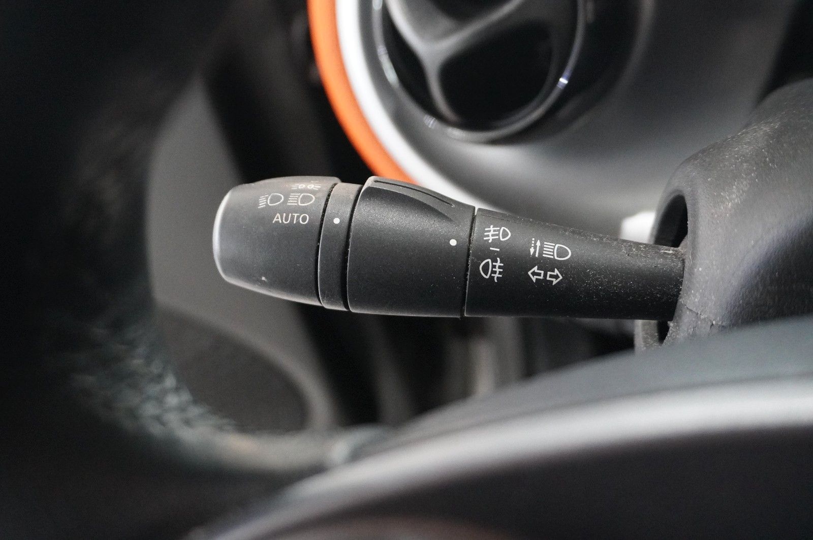 Fahrzeugabbildung Smart ForTwo 1.0 COUPE LED/KLIMA/SHZ/PANO./SPORT/USB