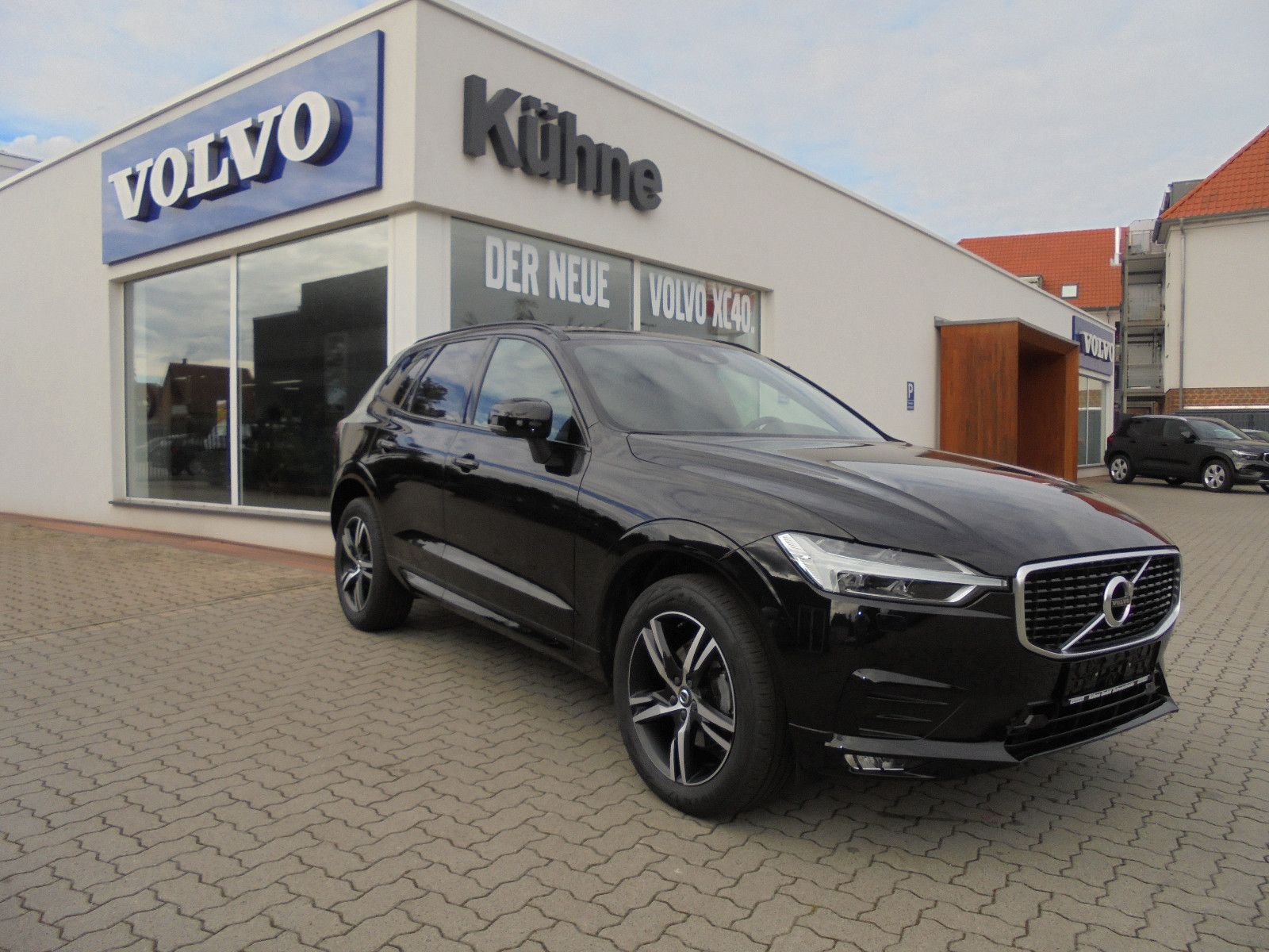 Volvo XC60 D4 R-Design 2WD !!!AHK+PANO+ACC+RFK!!!