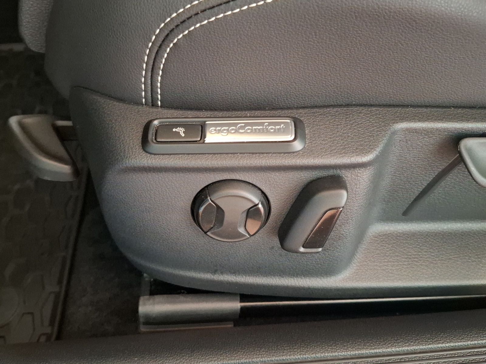Fahrzeugabbildung Volkswagen Passat Variant TDI Business DSG LED Navi ACC RFK