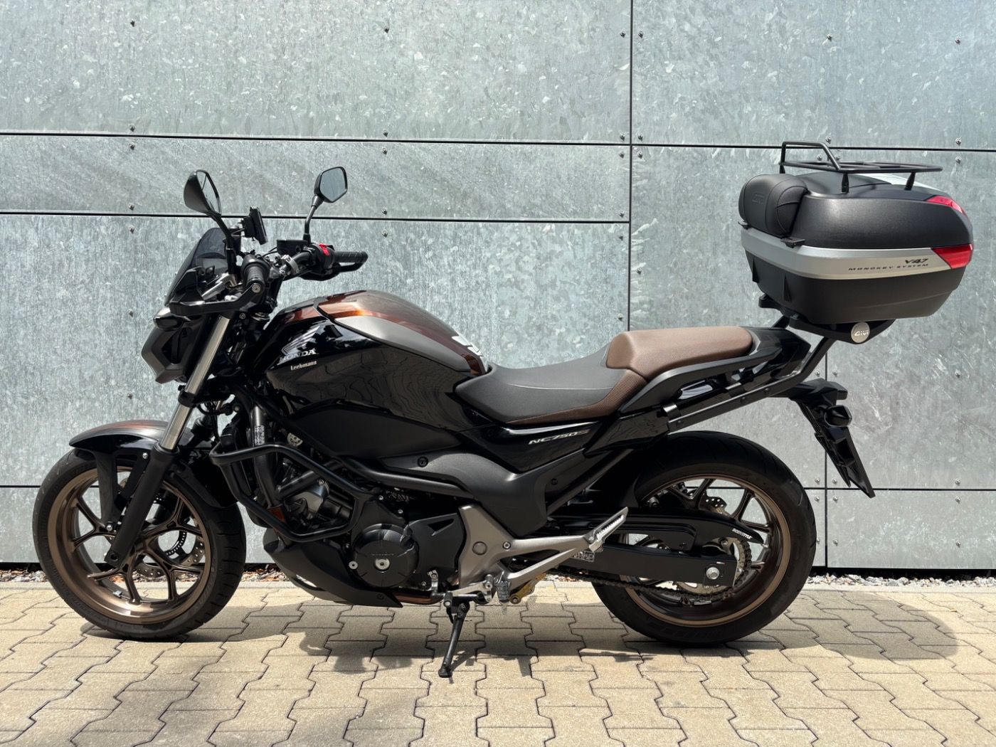 Fahrzeugabbildung Honda NC 750 S ABS mit Tieferlegung Leo Vince Auspuff
