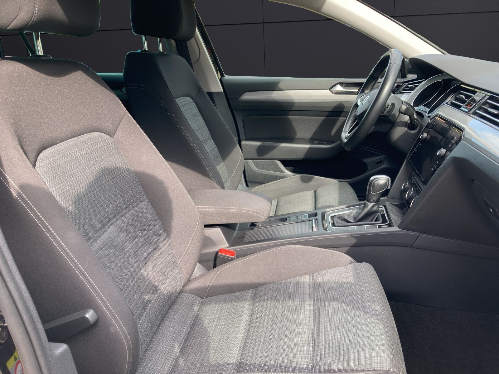 Fahrzeugabbildung Volkswagen Passat Variant BUSINESS TSI DSG LED Navi ACC SH