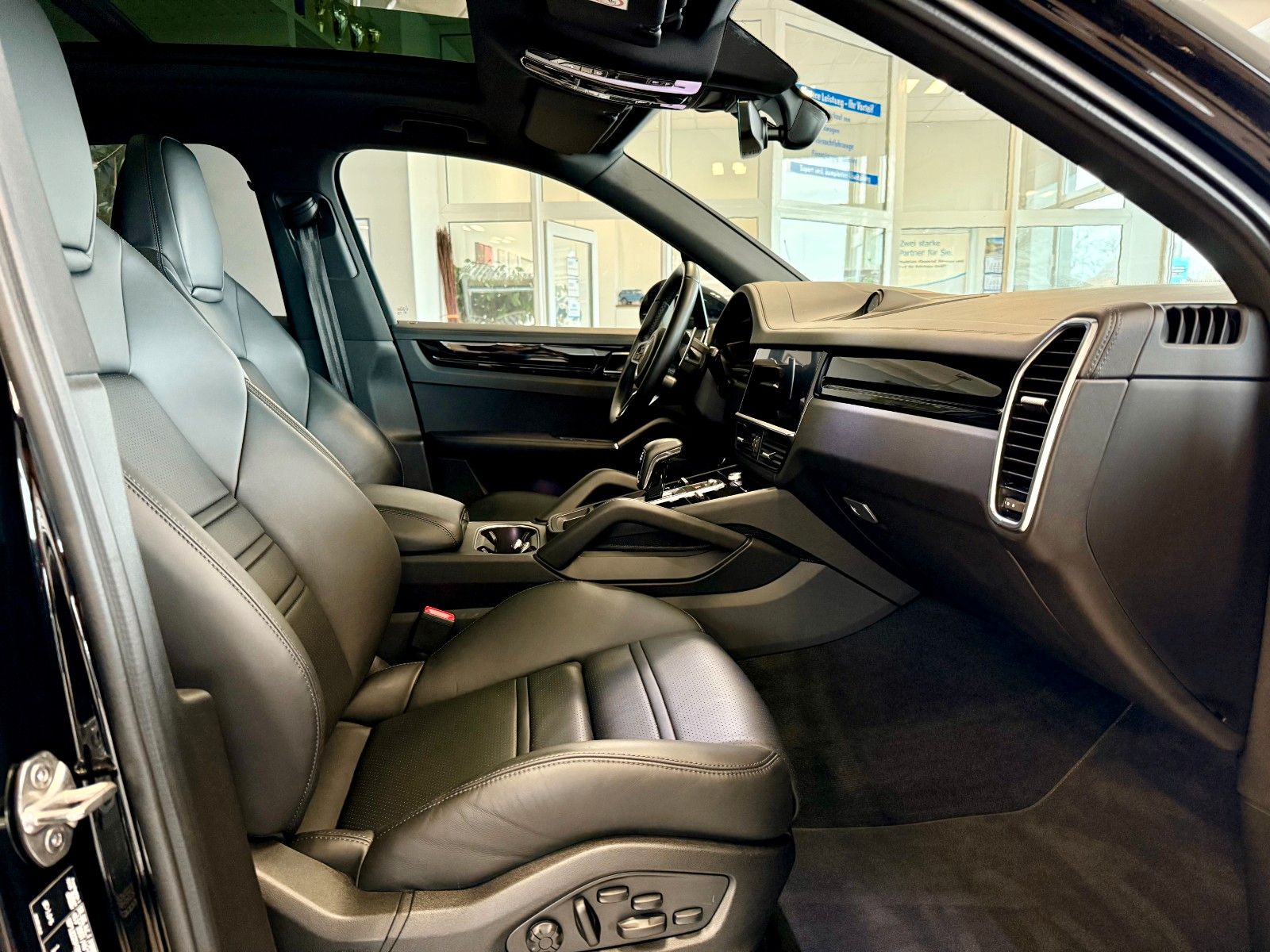 Fahrzeugabbildung Porsche Cayenne E-Hybrid Luftfederung, Panorama, HeadUP