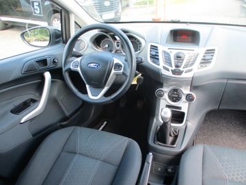 Ford Fiesta Titanium PDC + Klimaaut. + Beh. WSS