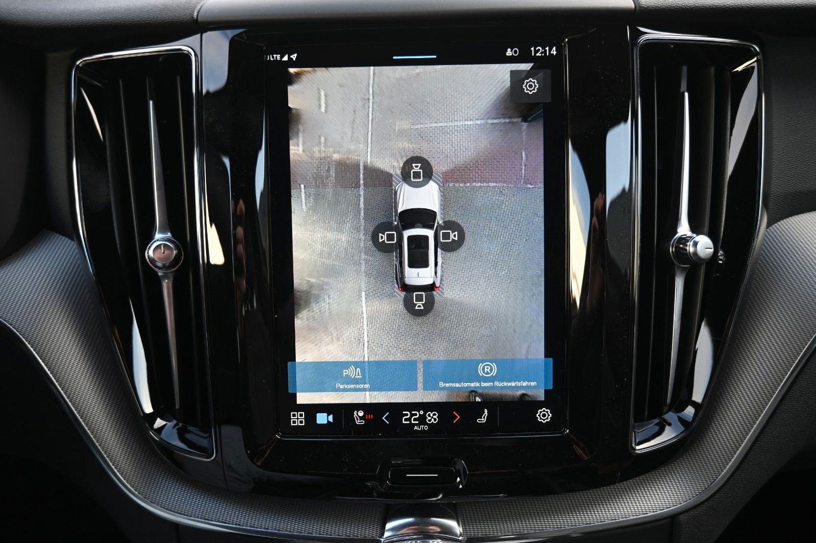 Fahrzeugabbildung Volvo XC60 B5 AWD Plus Dark*H&K*FSHZG*360°*ACC