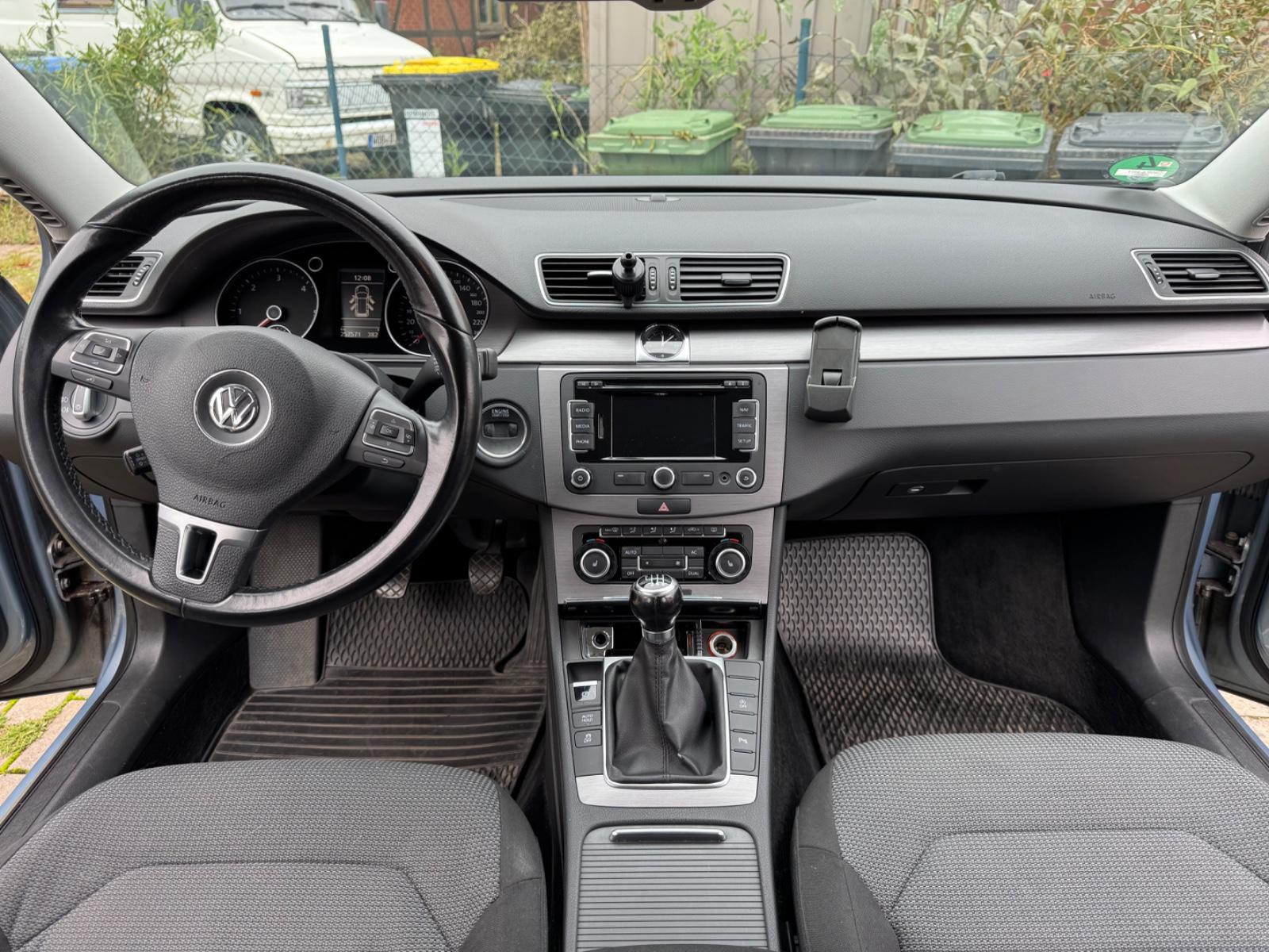 Volkswagen Passat 2011 — photo 11
