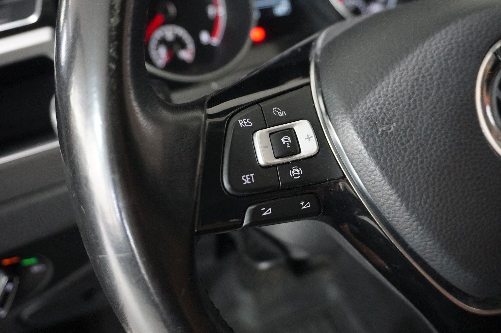 Fahrzeugabbildung Volkswagen Touran 1.5 TSI COMFORTL. DSG 7-SITZE NAVI/SH/DAB