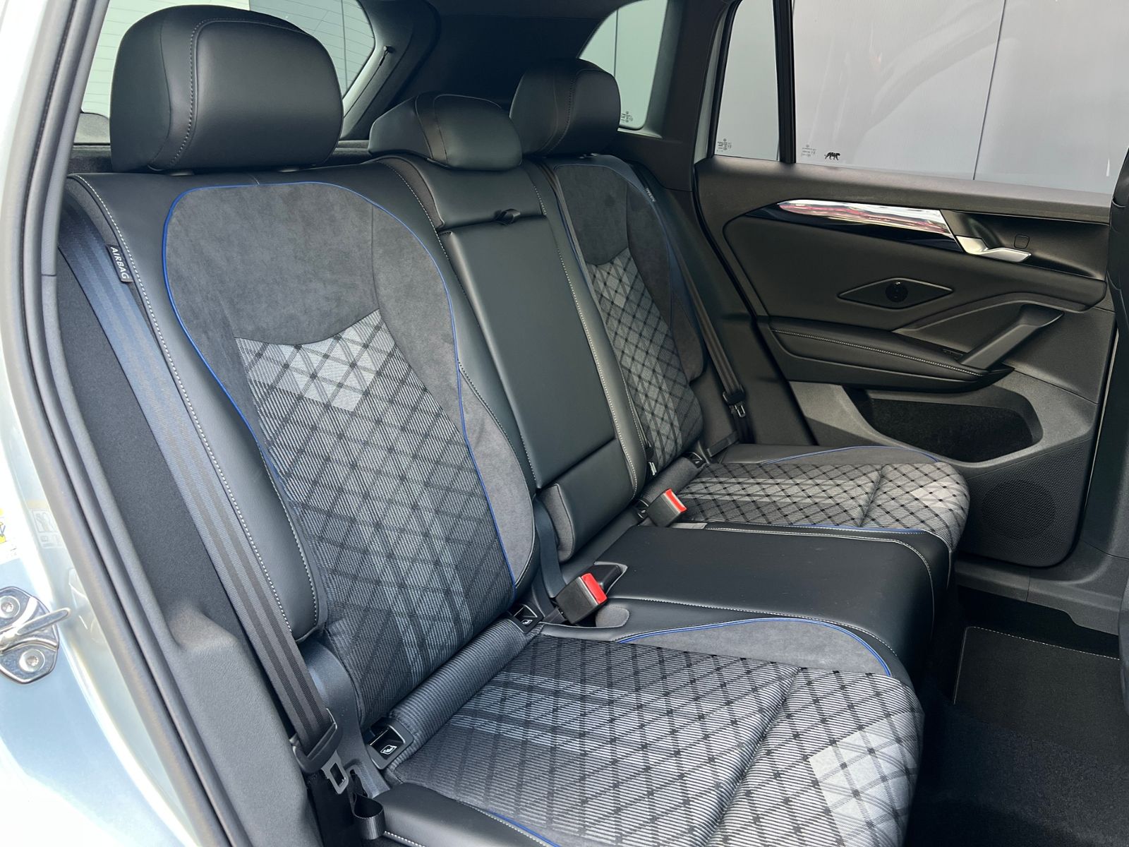 Fahrzeugabbildung Volkswagen Tiguan R-Line 1.5 eTSI DSG *AHK, IQ.Light, Stand