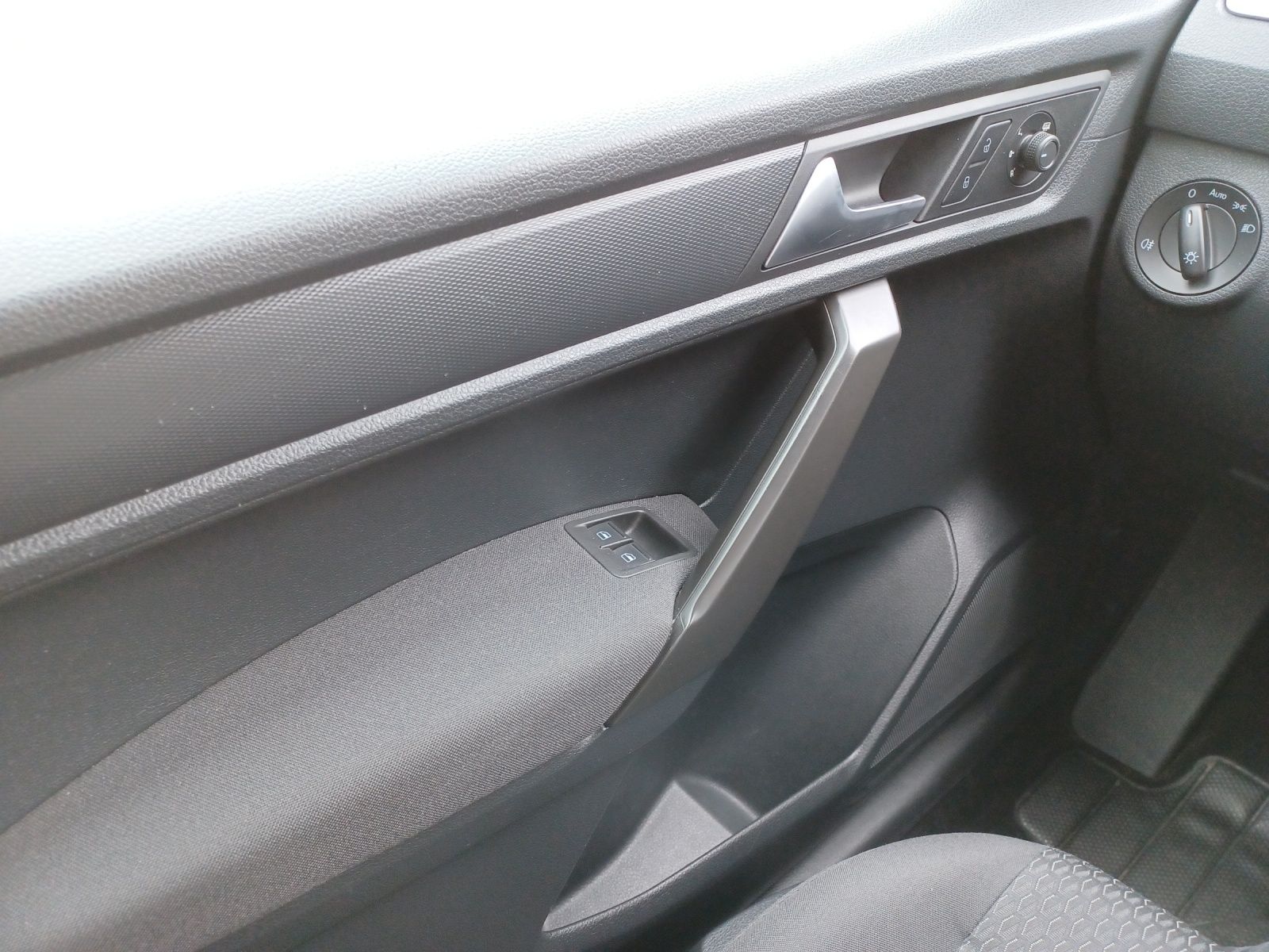 Fahrzeugabbildung Volkswagen Caddy Kombi TSI 7-Si Klima GRA PDC