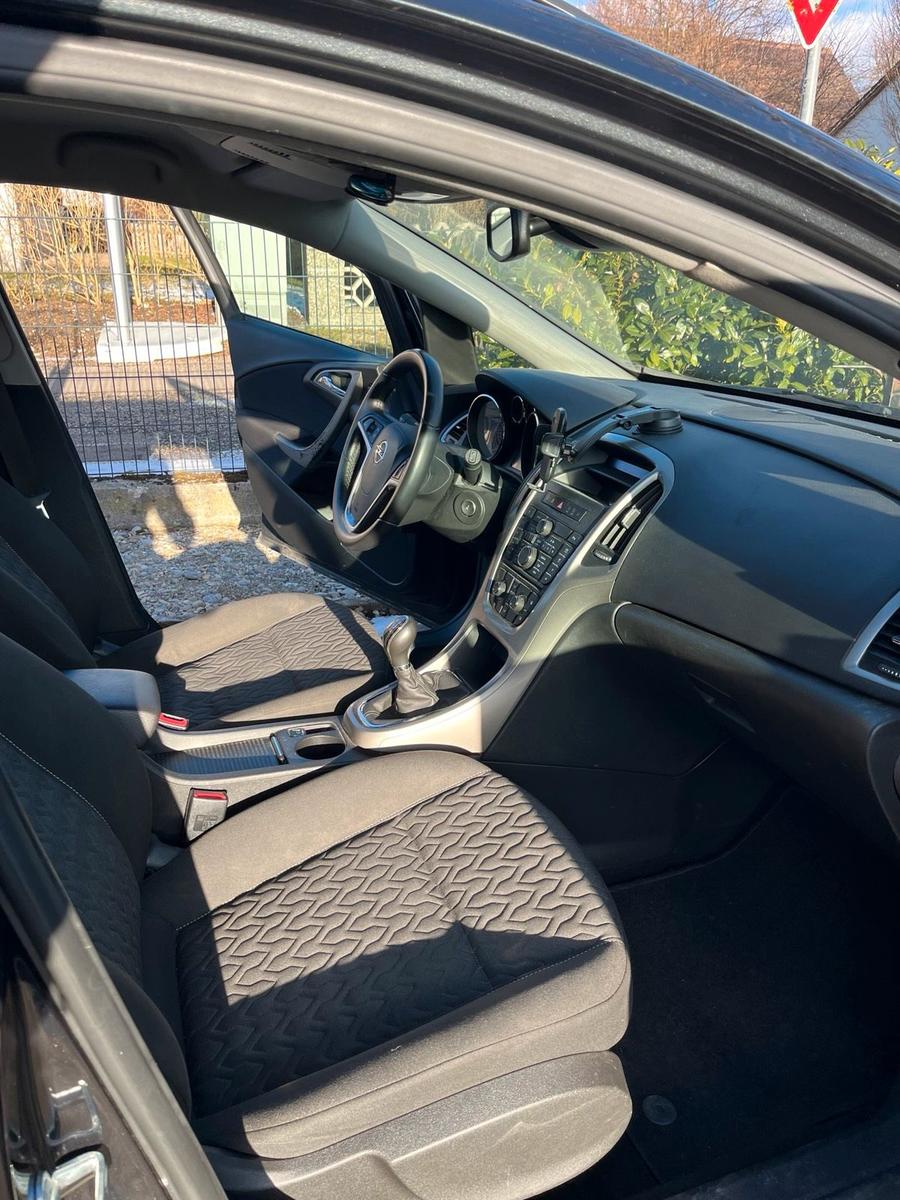 Opel Astra 2013 — photo 9
