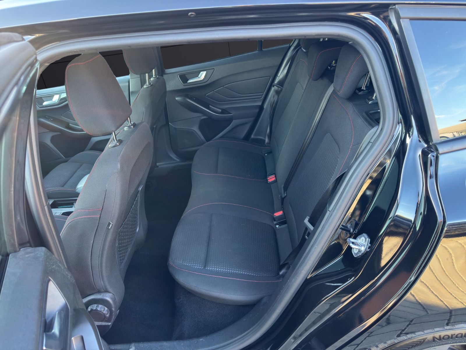 Fahrzeugabbildung Ford Focus Turnier ST-Line/Keyless/ACC/Winter Paket