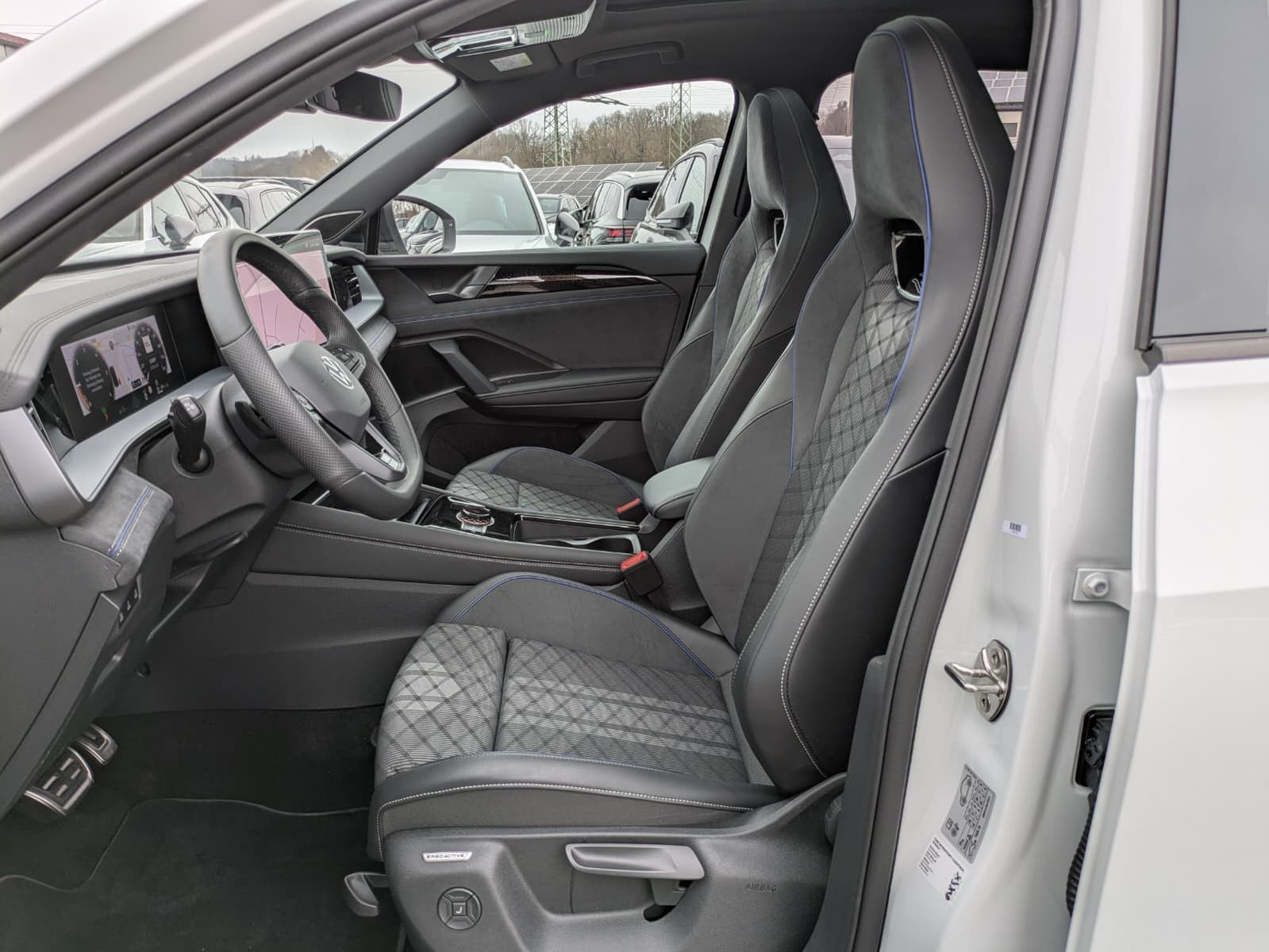 Fahrzeugabbildung Volkswagen Tayron 2.0 TDI 4M R-Line BLACK*7Si*MATRIX*PANO