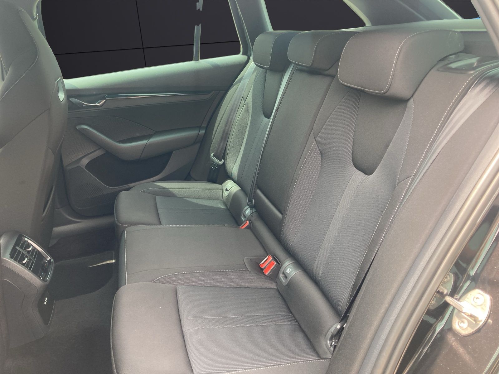 Fahrzeugabbildung SKODA Octavia Combi iV Sportline DSG Matrix AHK Navi H