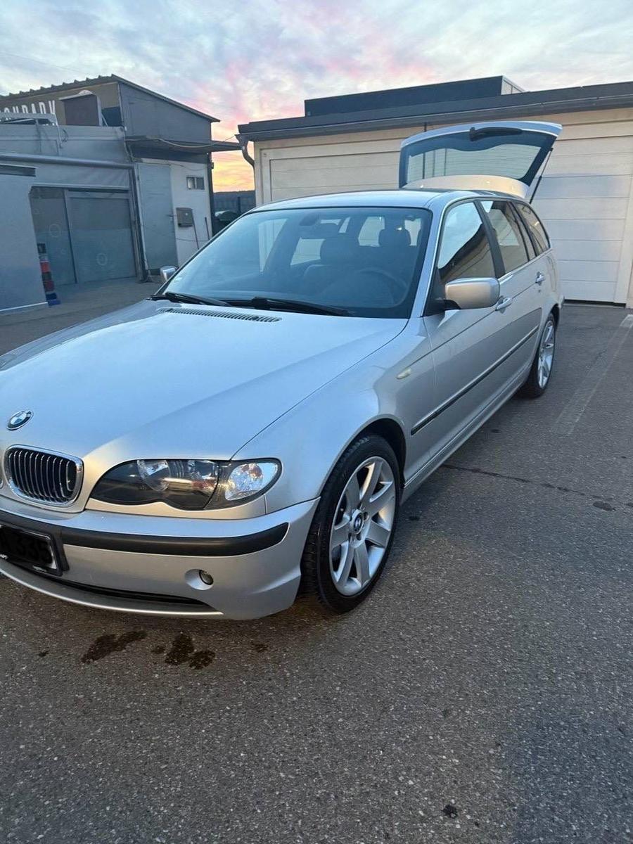 BMW 320 2004 — interior