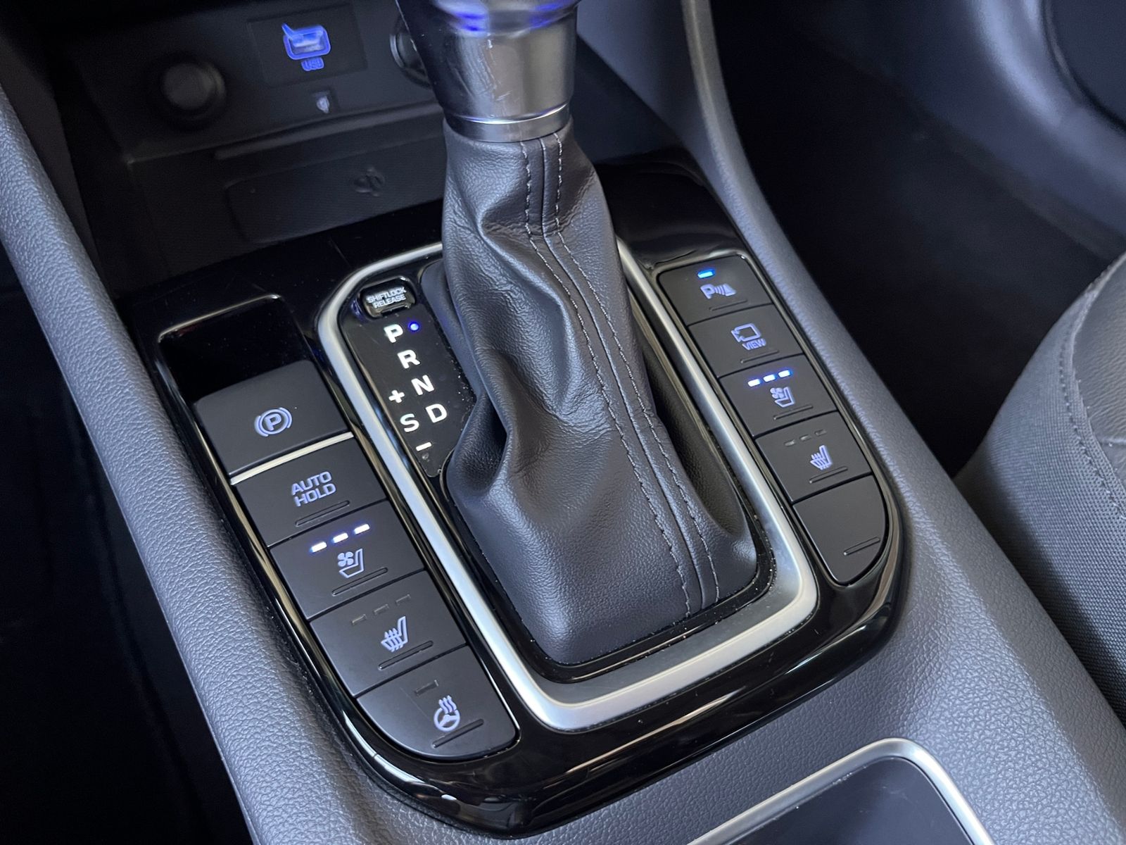 Fahrzeugabbildung Hyundai IONIQ Premium Prime Hybrid PANO LEDER LED