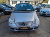 Mercedes-Benz A 150 Automatik SHG Klima Rückfahrkam.Scheckheft - Mercedes-Benz A 150 mit Benzin-Antrieb: Limousine, Automatik