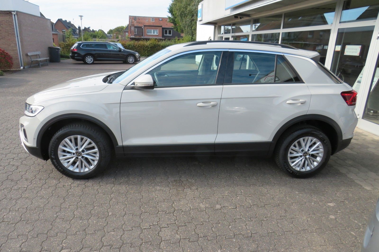 Fahrzeugabbildung Volkswagen T-Roc Life DSG AHK NAVI SITZH. APP-CON. LED 1Hd