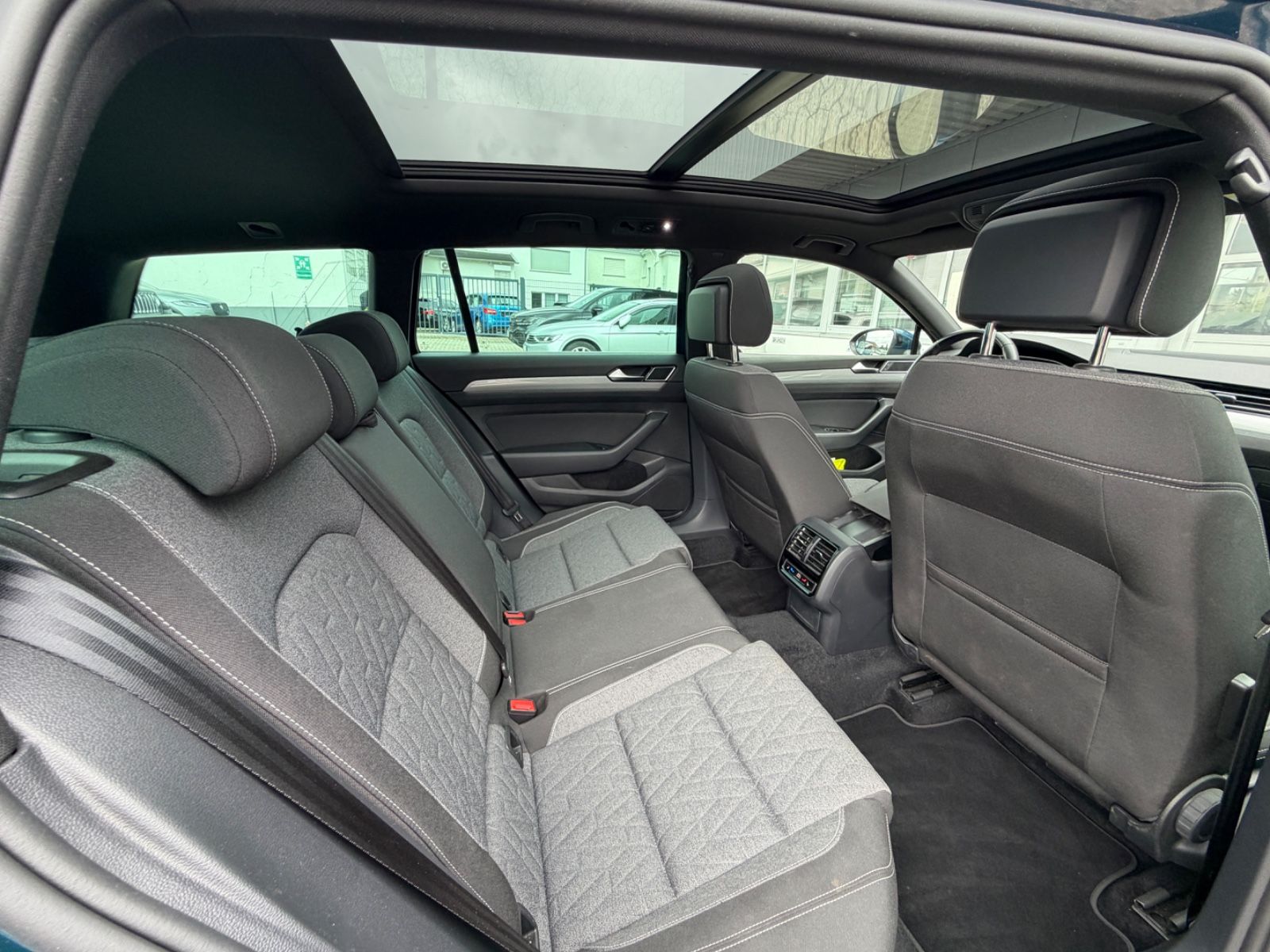 Fahrzeugabbildung Volkswagen Passat Business/AHK/Pano/LED/R-Cam/CarPlay/NAVI
