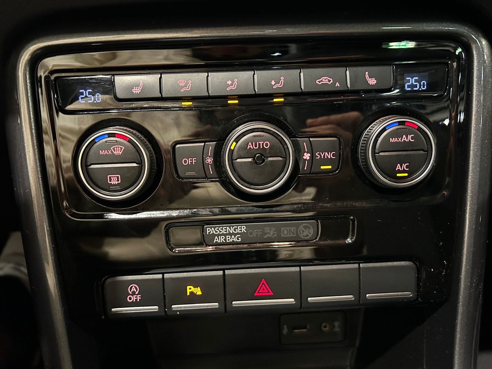 Fahrzeugabbildung Volkswagen Beetle Cabriolet Design BMT NAVI LEDER