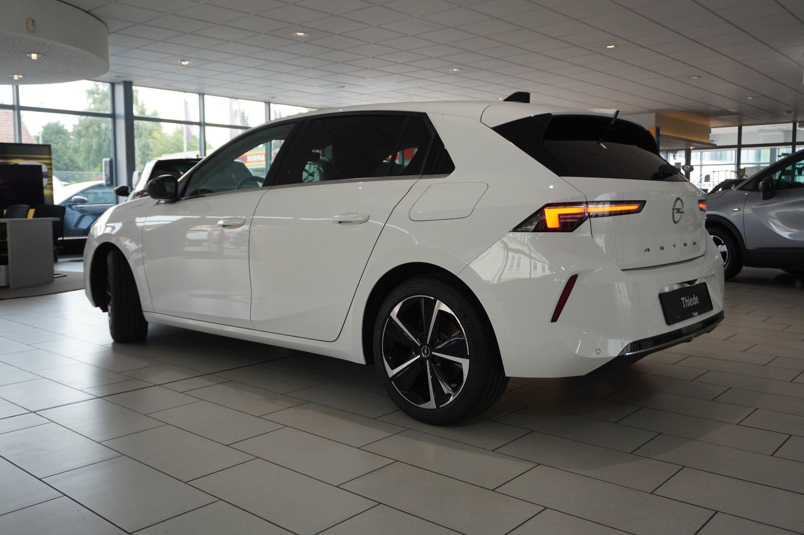 Fahrzeugabbildung Opel Astra L Lim. 1.6 HYBRID ELEGANCE NAVI/LED/KAMERA