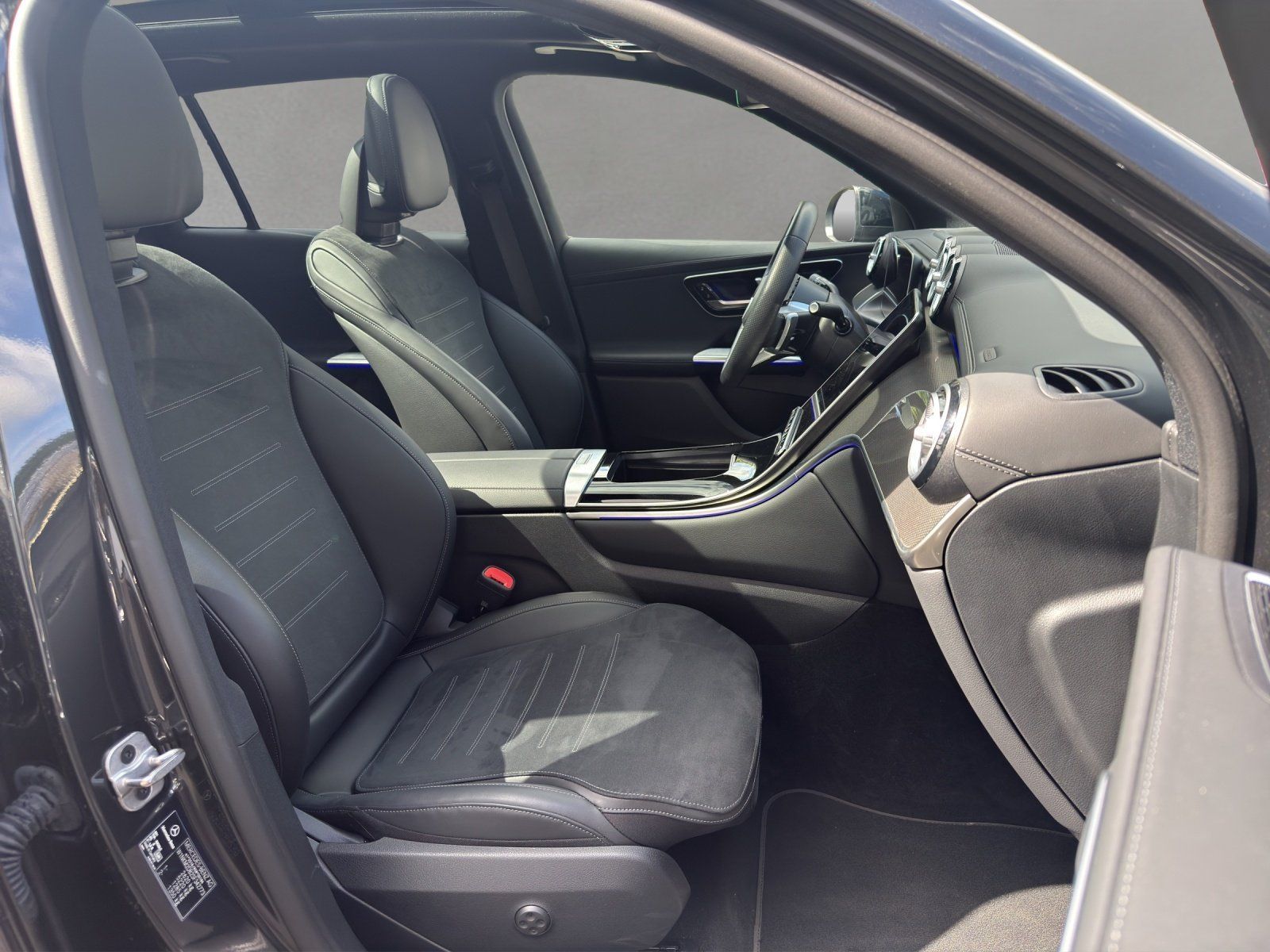 Fahrzeugabbildung Mercedes-Benz GLC450d AMG Prem+ DISTRO Pano AHK Memo HUD KeyGo