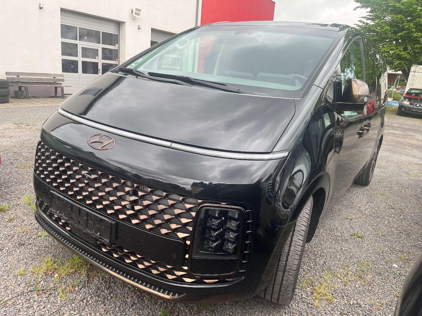 Hyundai STARIA Signature 2WD