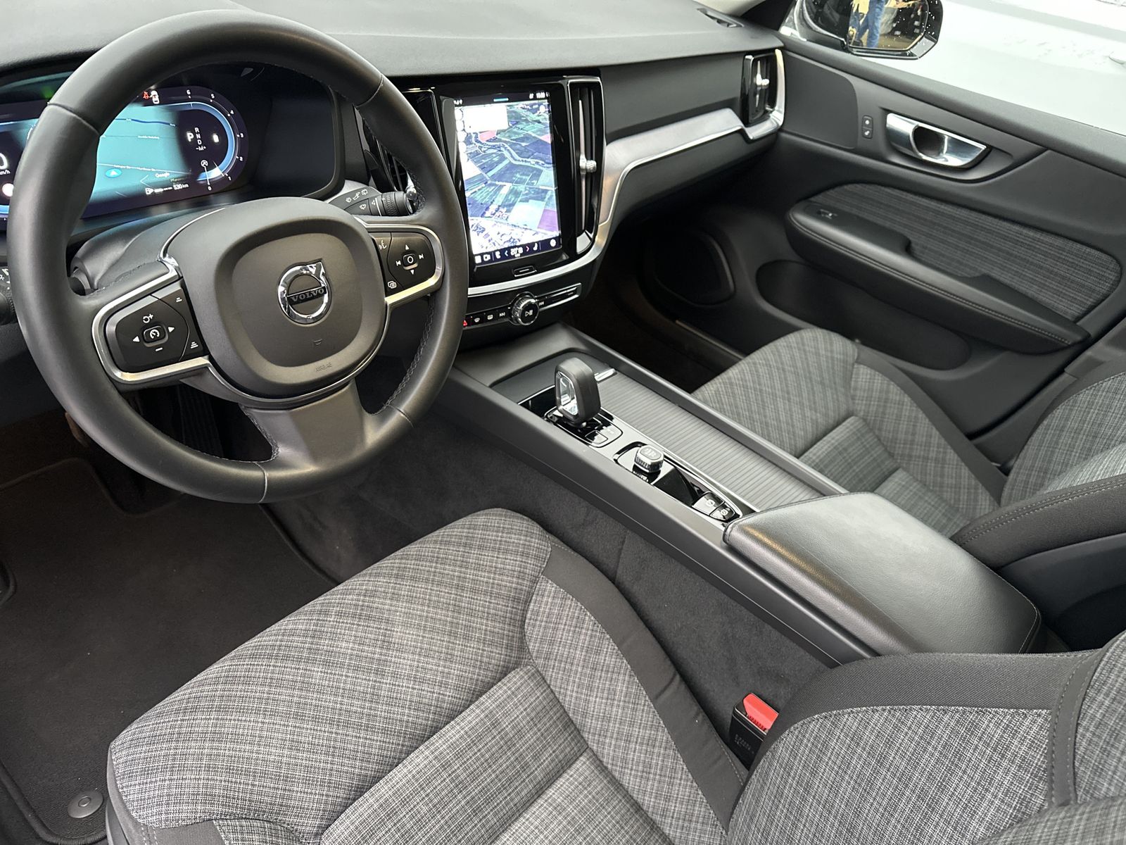 Fahrzeugabbildung Volvo V60 B4 D Core NAV+LED+KAM+AHK+VCOCKPIT+17ZO+1HD