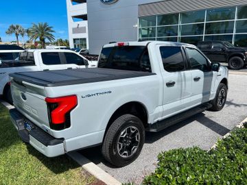 Ford F 150 Lightning SXT AWD Elektro 2023 hellgrau