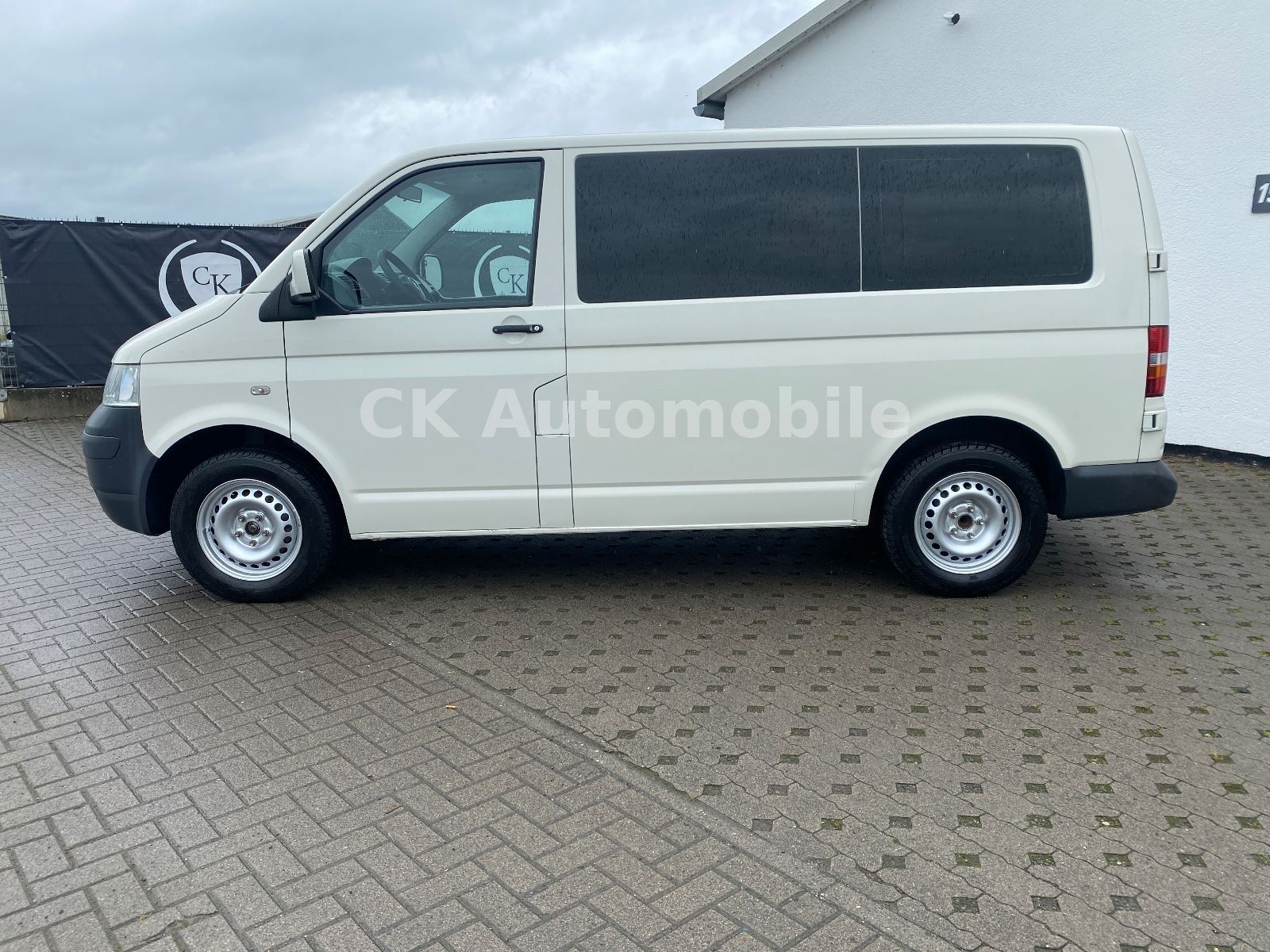 Fahrzeugabbildung Volkswagen T5 Transporter Kombi 1.9 TDI/9 Sitze/Klima/AHK