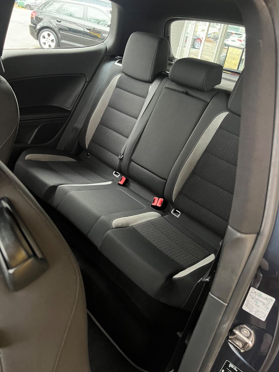 Fahrzeugabbildung Volkswagen Golf VI R 4Motion *SCHIEBEDACH*KEYLESS*XENON*