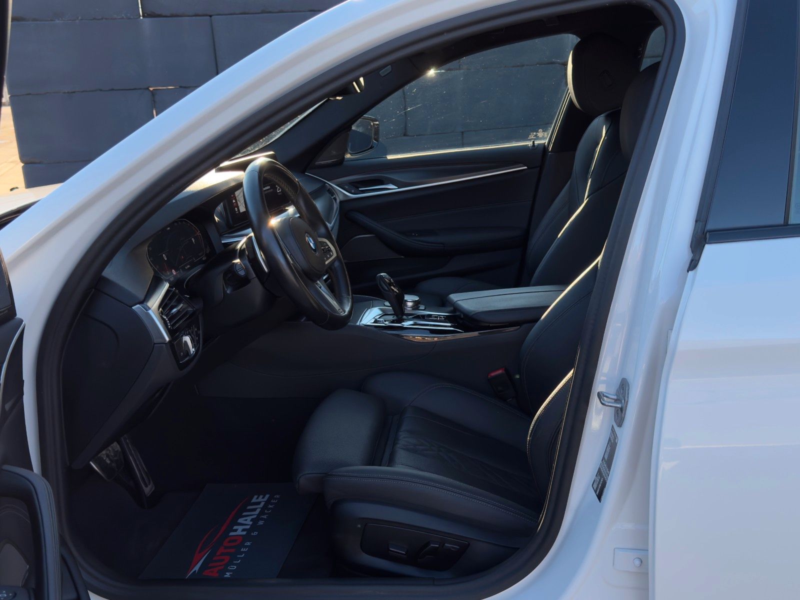 Fahrzeugabbildung BMW 530d Touring M Sport Shad HuD H&K LHZ SHZ Leder