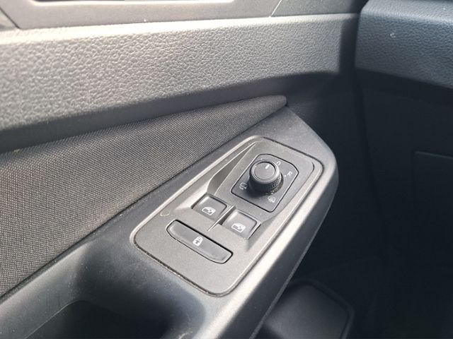 Fahrzeugabbildung Volkswagen Caddy Life Maxi Rollstuhlrampe & Schwenksitz
