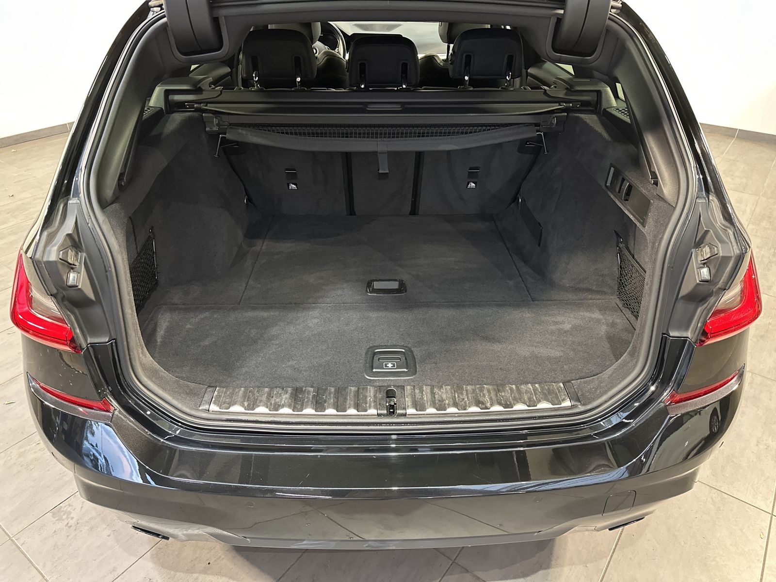 Fahrzeugabbildung BMW 320d Touring M-Sport NAV+LED+KAMERA+19ZO+HIFI+VC