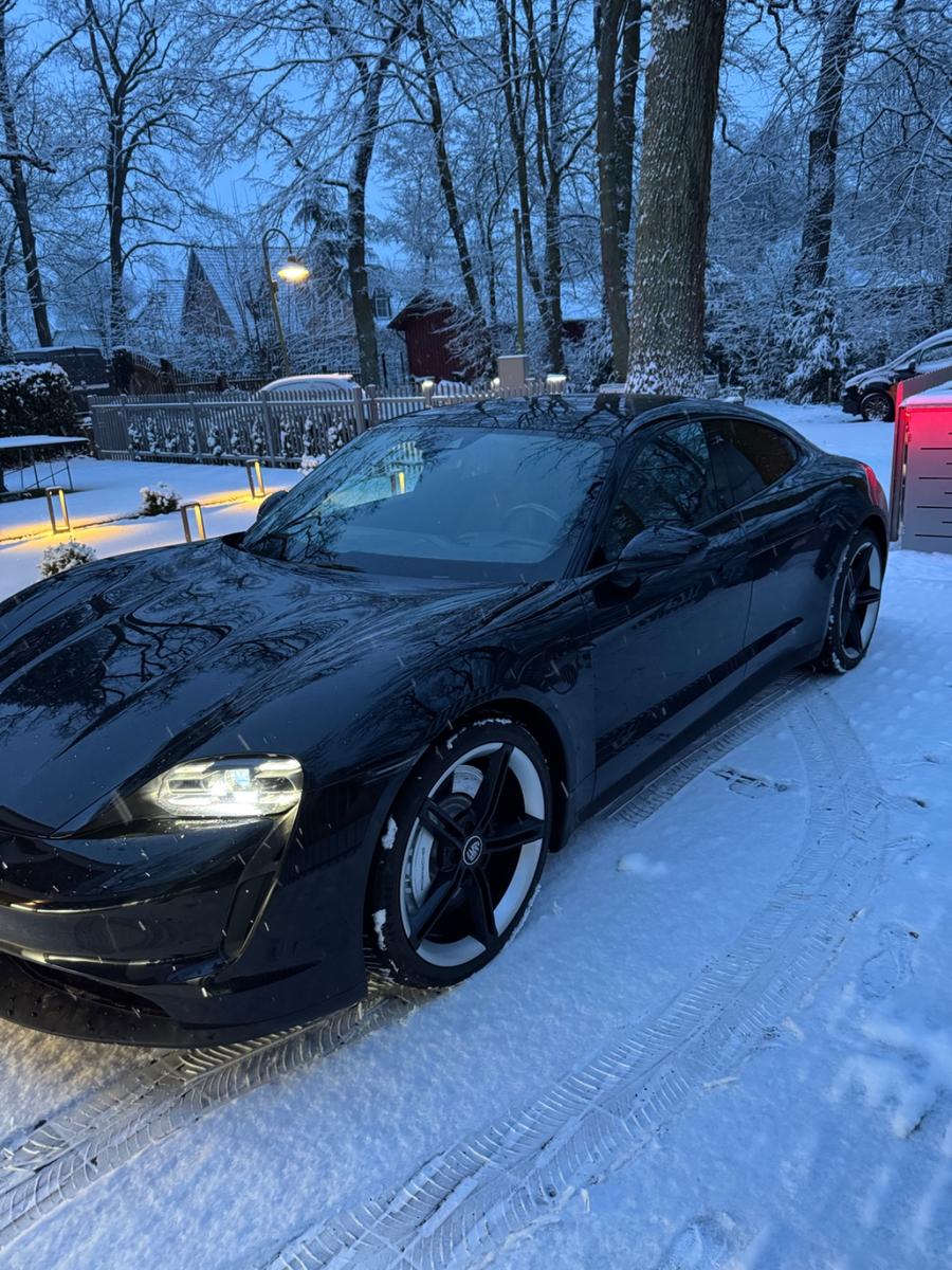 Porsche Taycan mit Panoramadach