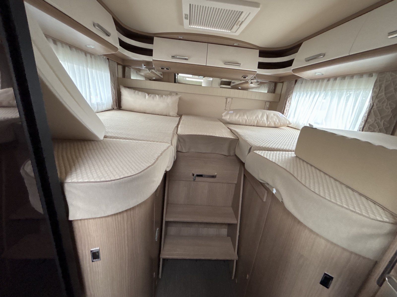 Fahrzeugabbildung Carthago C-Tourer T 143 LE Sprinter 417 CDI DISTRO LED TV