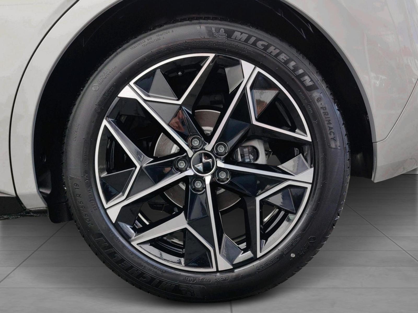 DS Automobiles N°4 ÉTOILE + Nappa BlueHDi 131 PS