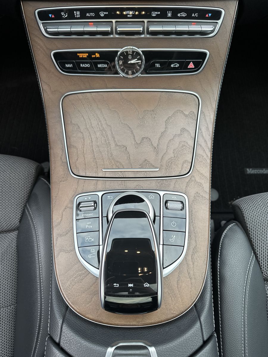Fahrzeugabbildung Mercedes-Benz E 300de T AMG-Line NAV+LED+360°+PANORAMA+BURMEST