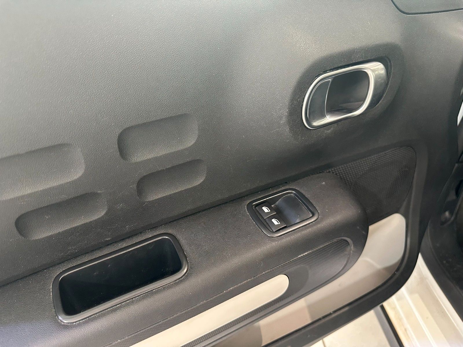 Fahrzeugabbildung Citroën C3 Feel Pack 1.2 NAVI/LED/PDC/ALU/DAB/TEMPOMAT