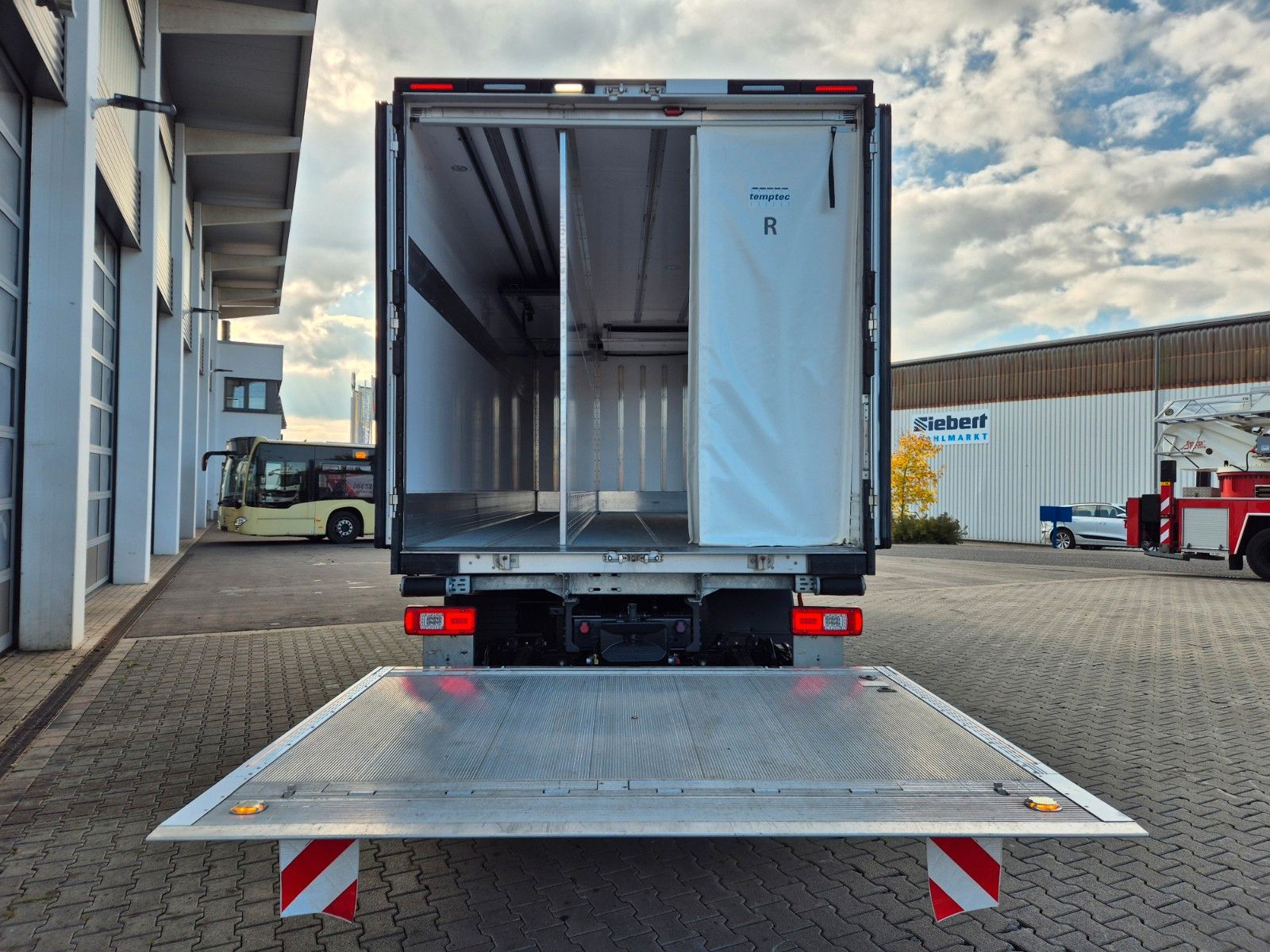 Fahrzeugabbildung Iveco AD190S40/FP Lamberet Mitsubishi LBW Tür AHK