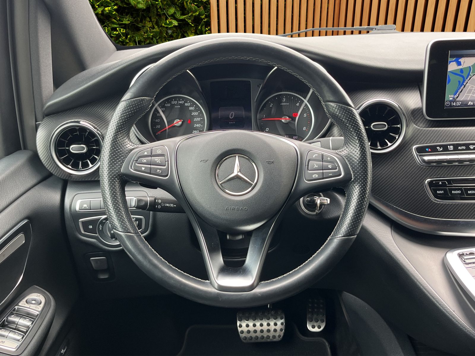 Fahrzeugabbildung Mercedes-Benz V 300 d EDITION AMG-LINE*lang*AHK*LED*9G-TRONIC*