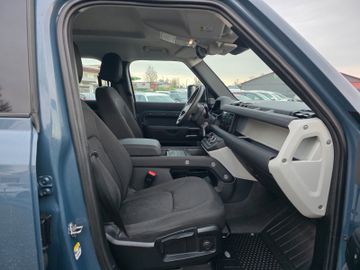 Land-Rover Defender - 2